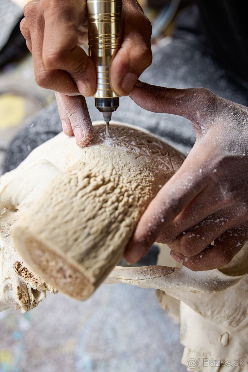 Obrovská šedá vyrezávaná lebka Vodného Bývola - motív Badong - 4