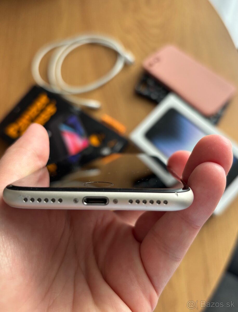iPhone SE 2022 (64 GB) - 4