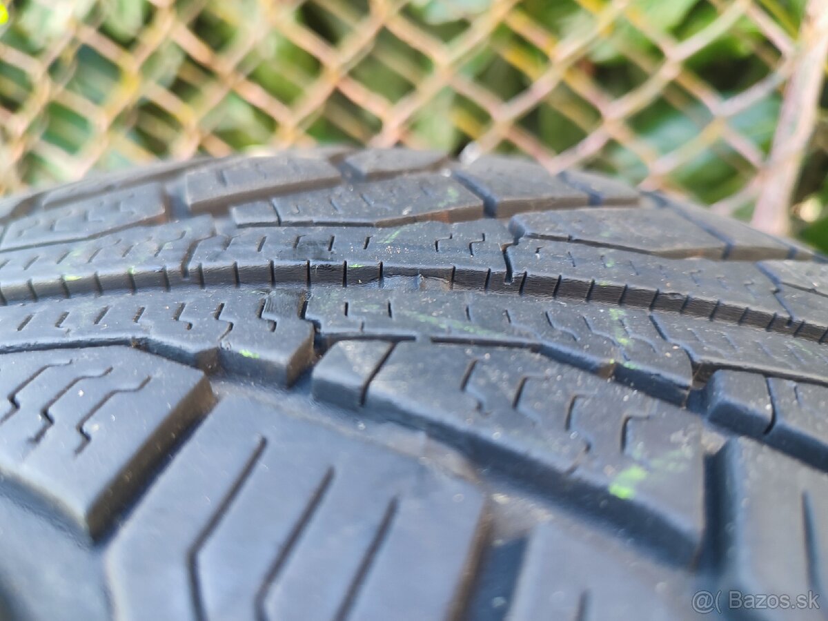 Predám zimne gumy 205/ 55 r16 2 kusy - 4