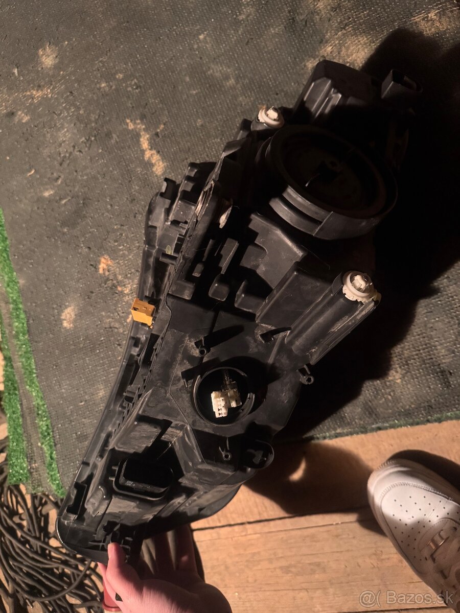 Predám predné bixenon svetlo Škoda Superb 3 - 4