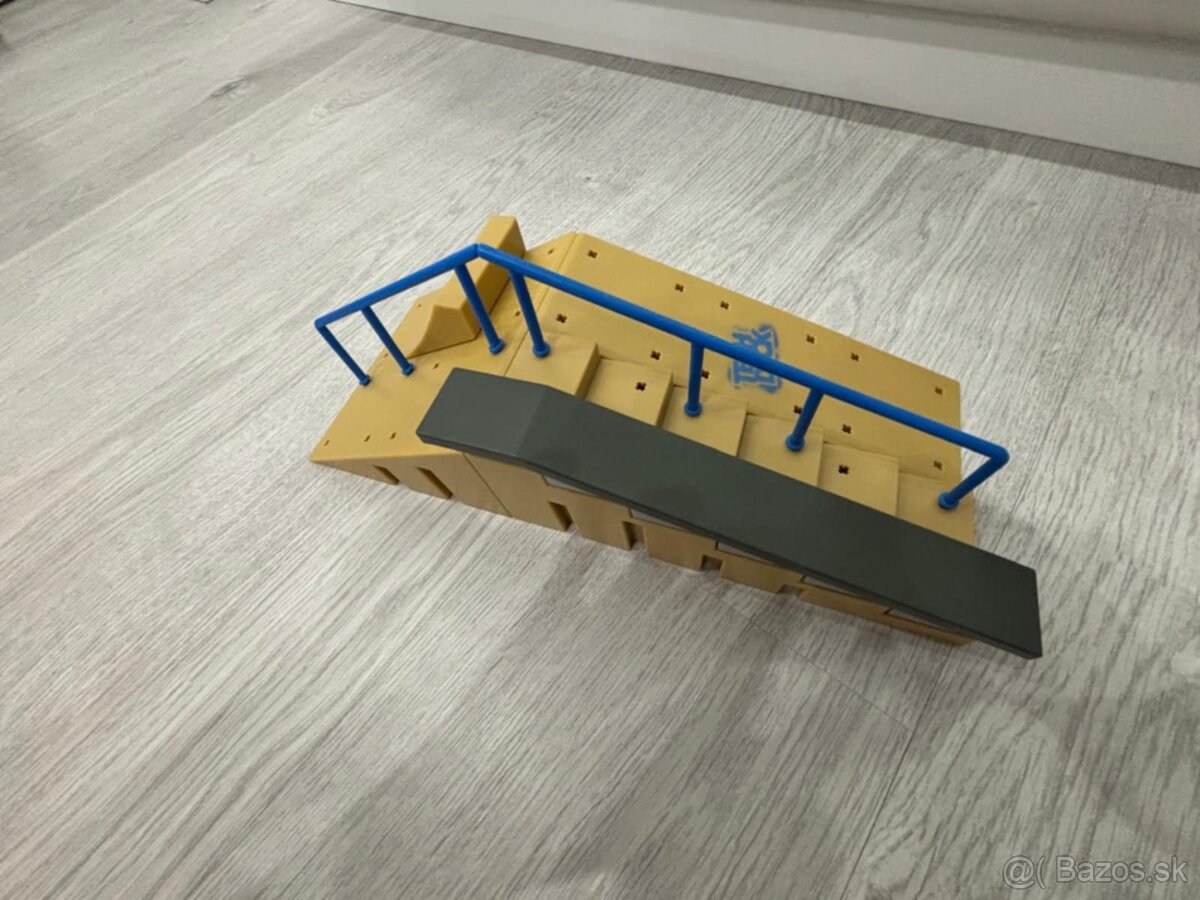 Schodisko so zábradlím, rampou a skateboadmi - 4