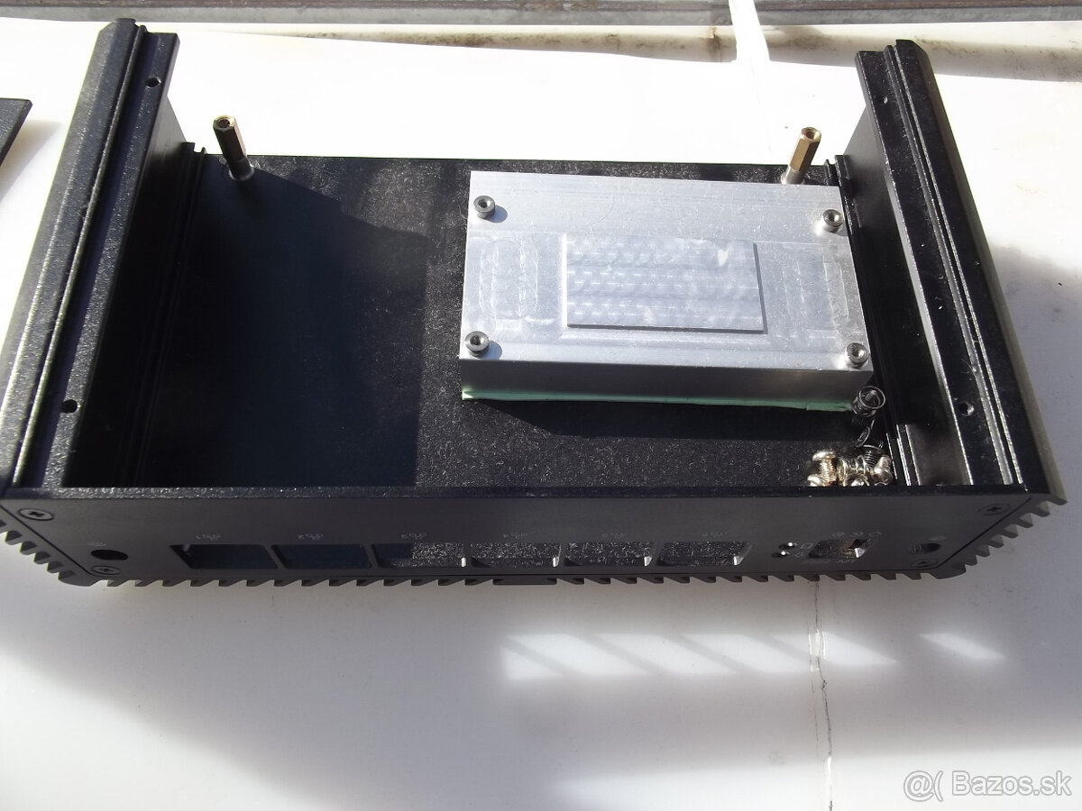 Malá skrinka na minipc - 4