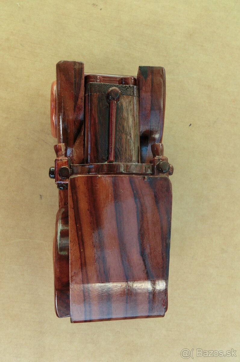 Drevený model auta. - 4