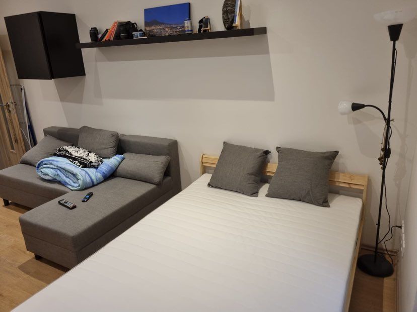 Ponúkame na prenájom v historickej budove 1 izbový prízemný - 4