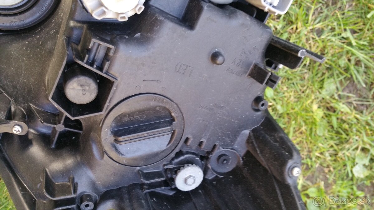 Predám na Toyotu Prius III 2013-2015 Ľavý Predný Bi LED svet - 4