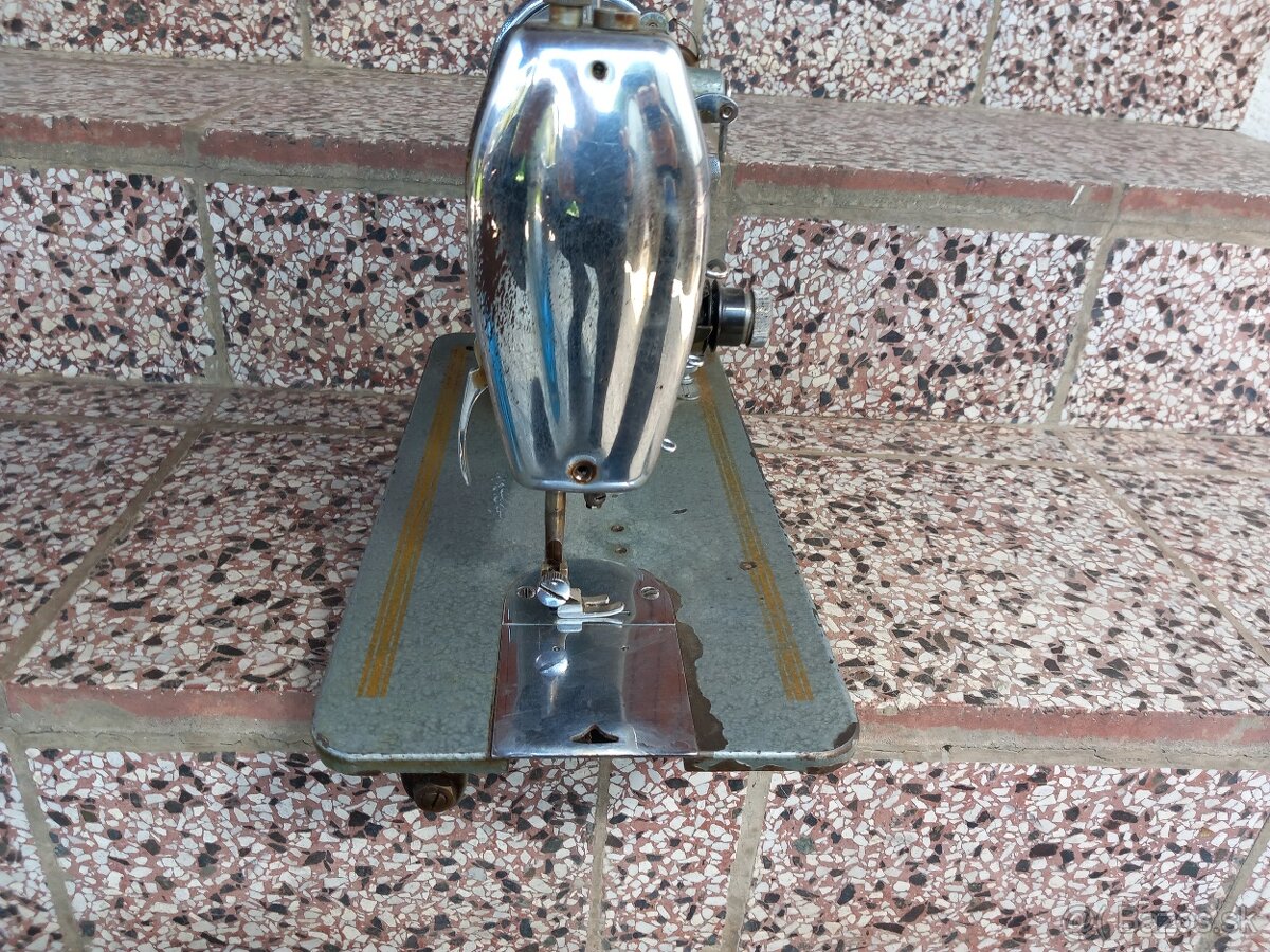 Predám starší šijací stroj LADA - 4