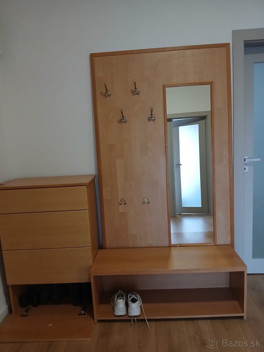 Vešiakova stena, botník, lavica - 4