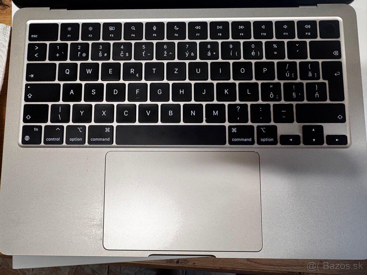 Predám málo používaný MacBook 13” 2024 M3, 256 GB. - 4