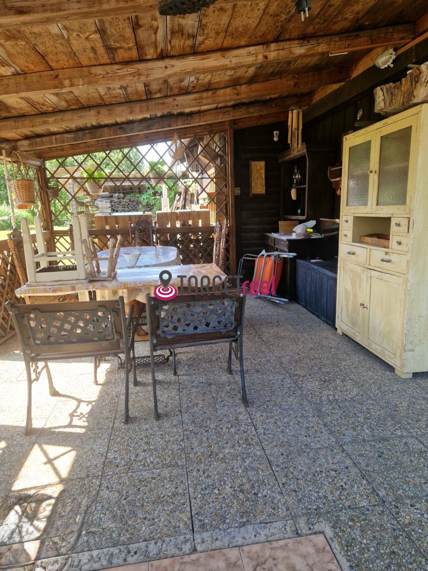 NA PREDAJ – Rodinný dom s veľkým pozemkom a dvomi bytovými j - 4