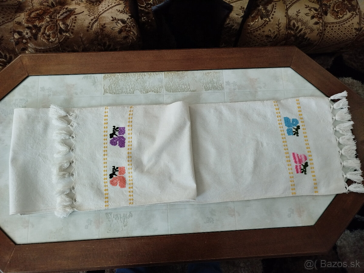 Vyšívané obrusy, závesy a zástera - 4