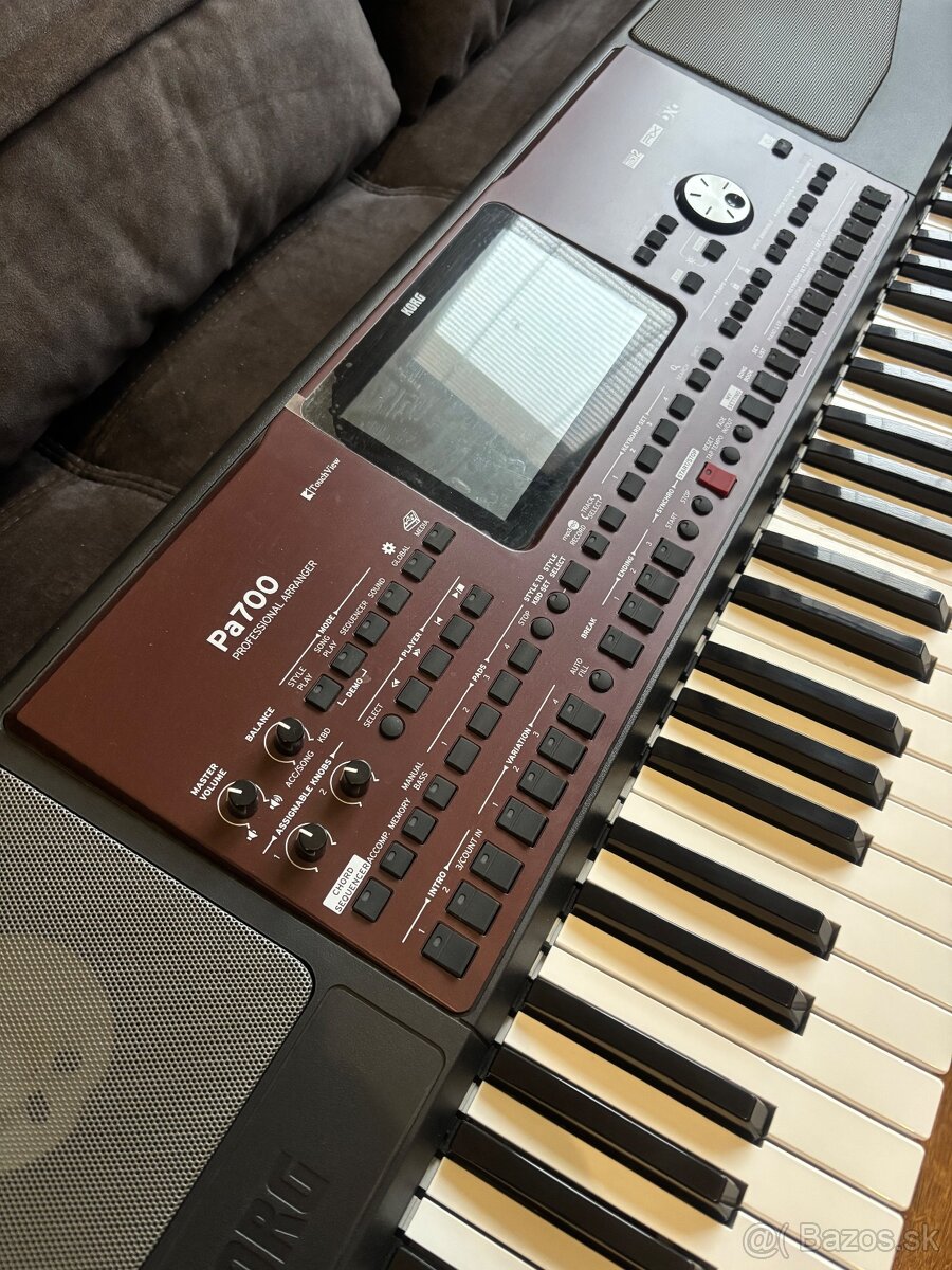 Predám KORG Pa700 - 4