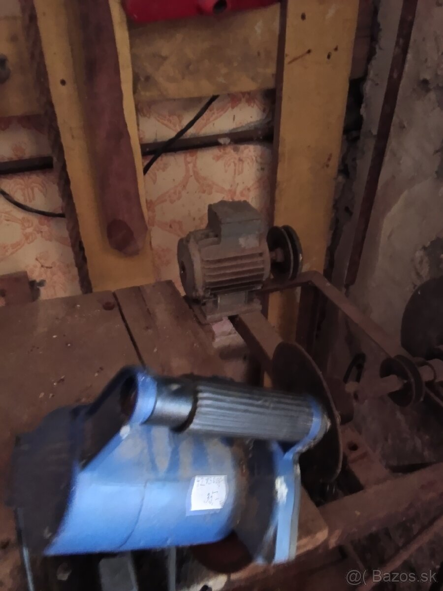 ZELEZNY STOL S BRUSKOU - 4