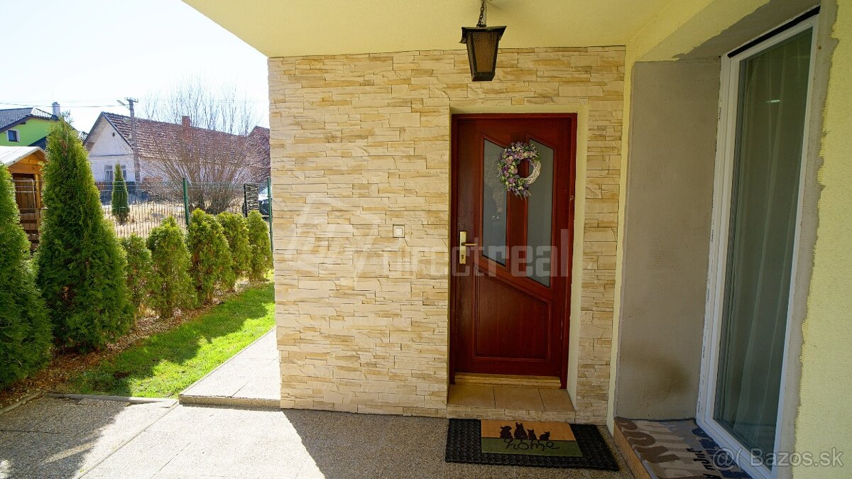 Krásny rodinný dom na Liptove so slnečným pozemkom a potokom - 4