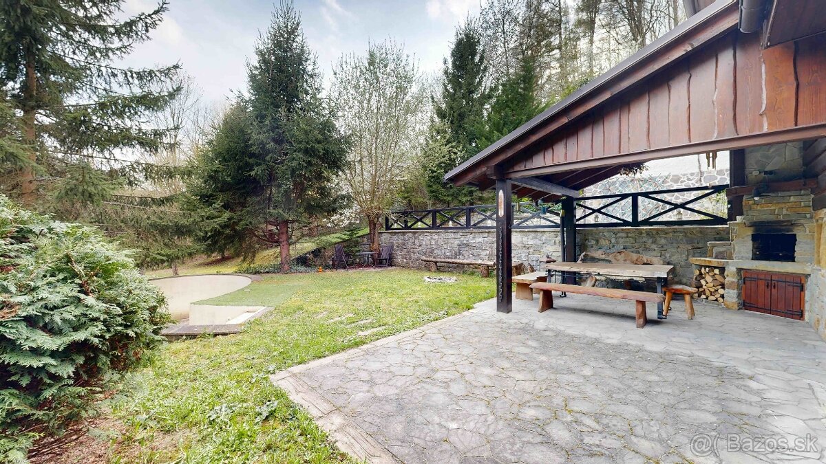 Chalupa po úspešnom režiserovi v obci Stará Turá-časť Paparď - 4