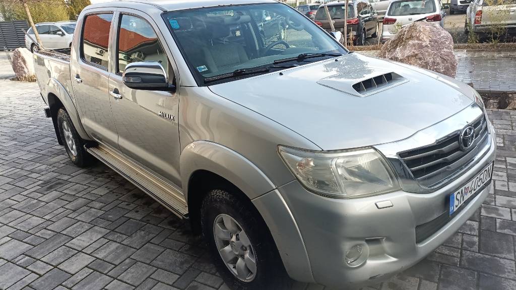 TOYOTA HILUX - NA PREDAJ / NA SPLATKY