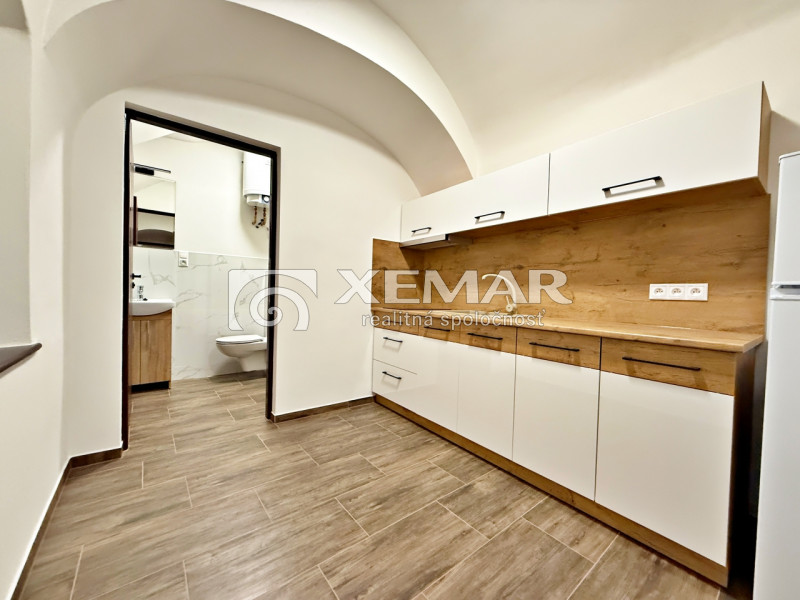 Na prenájom LUKRATÍVNE kancelárske priestory BB - Námestie - 4