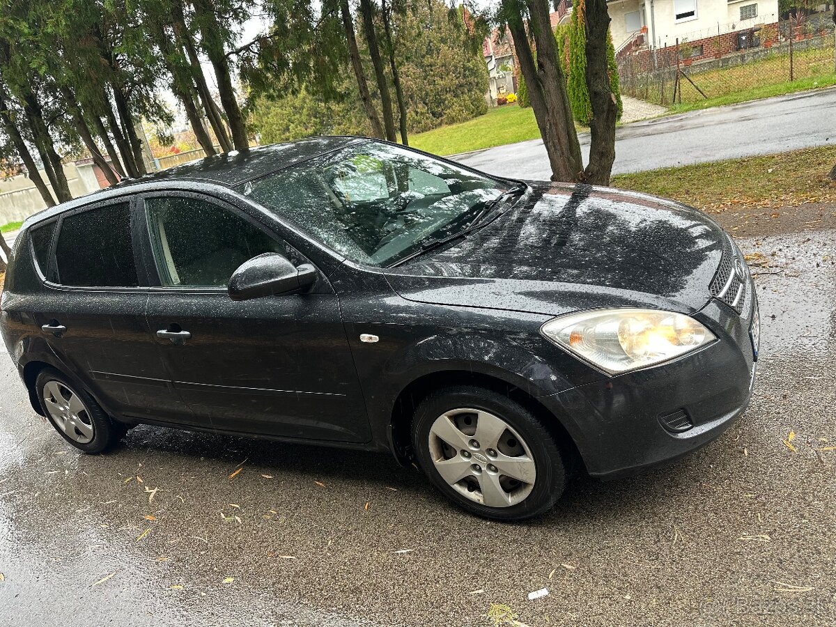Predám kia Ceed 2009 1.6 92kw benzín - 4