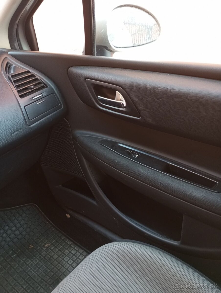 Rozpredám Citroën C4 1.4k KFU coupé - 4