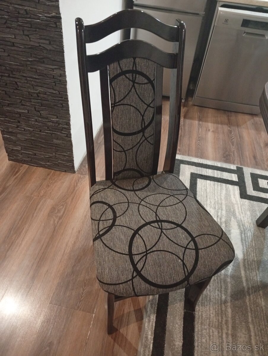 Stôl a stoličky - 4