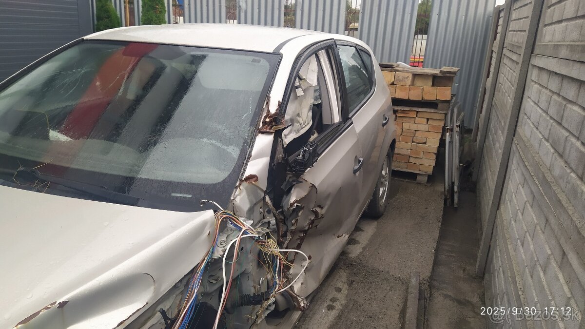 HYUNDAI I 30 1,4 benzín 2012 - 4