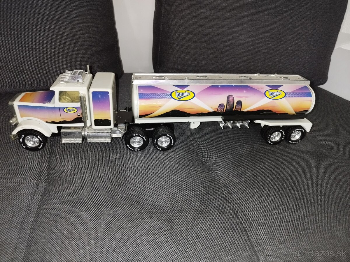 Kamion s cisternou - 4