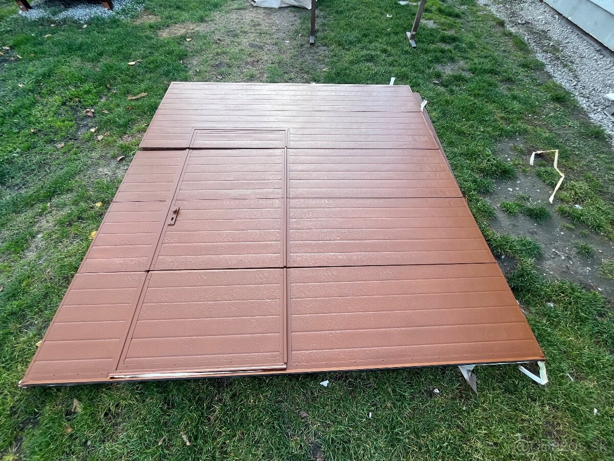 Sekčná brána z dverami - 4