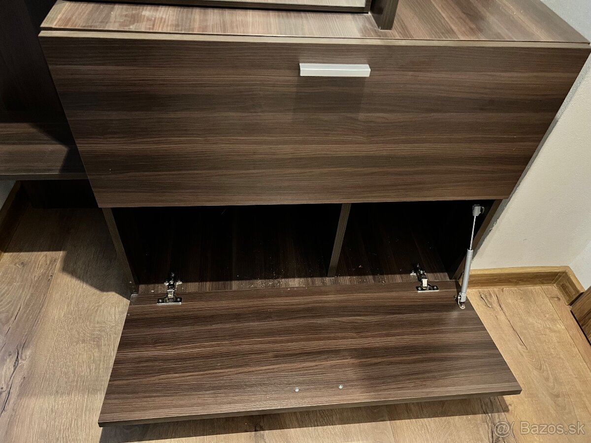 Vešiaková stena - 4