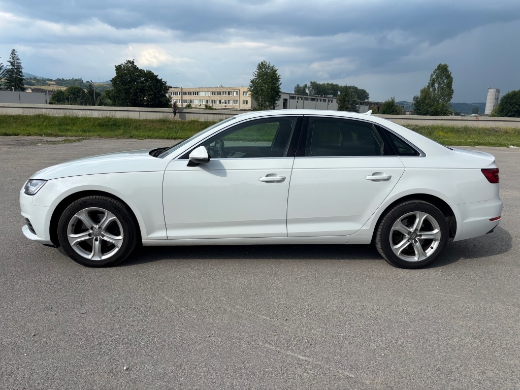 Audi A4 sedan 2.0 - 4