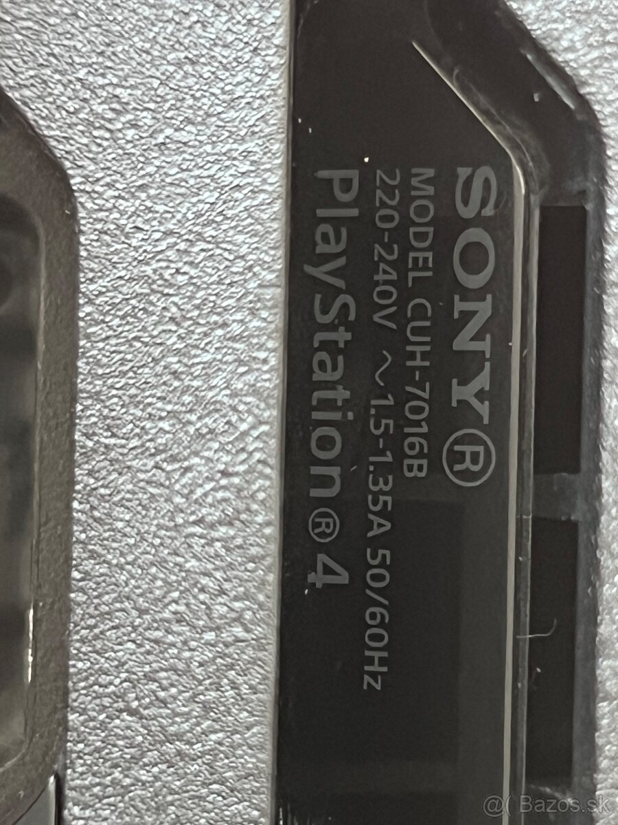 Predám Playstation 4 Pro 1TB + 2 ovládače - 4