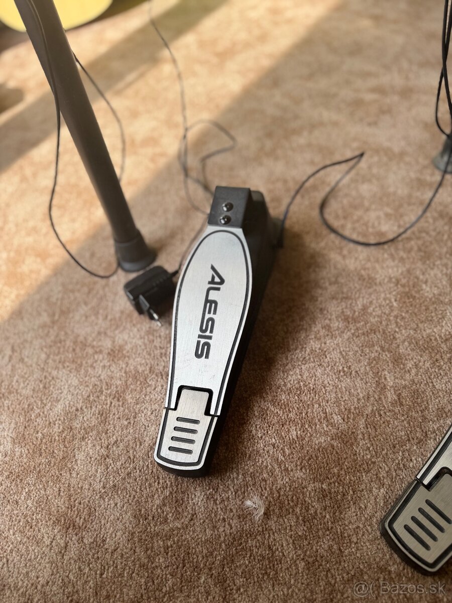 Elektronické bubny Alesis + stolička - 4