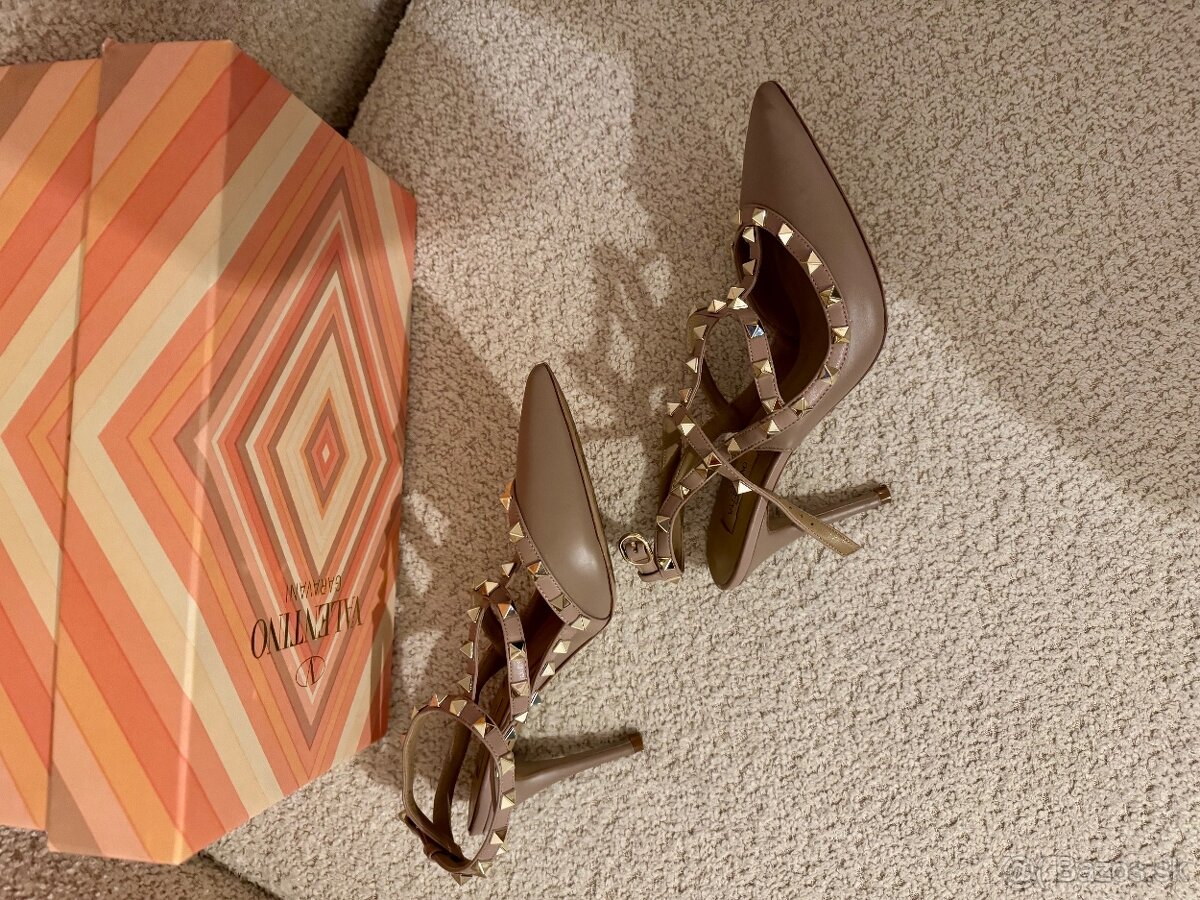 Predam ikonicke sandale Valentino - 4