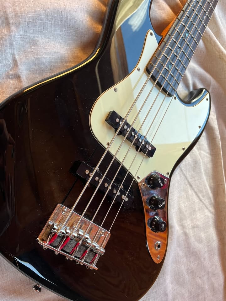 BLACK FRIDAY: 5-strunový Jazz Bass - 4