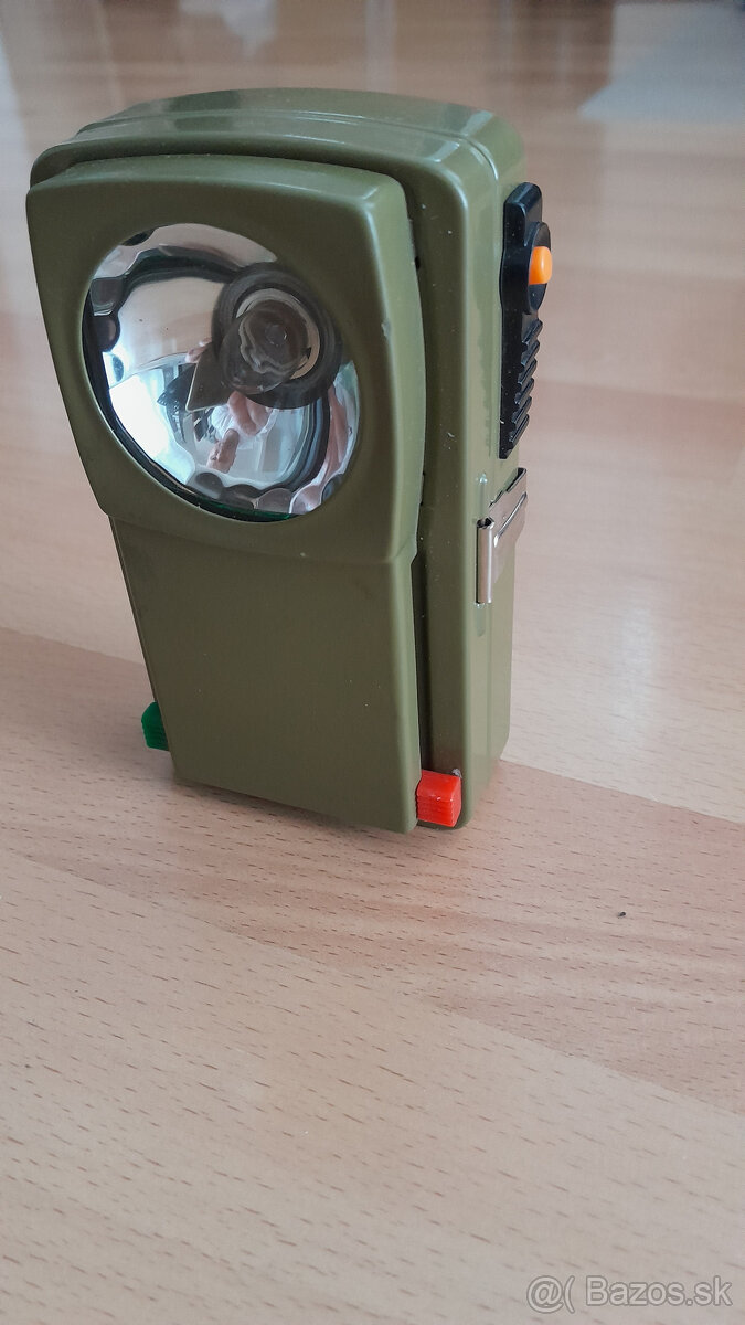 Predám starú ručnú baterku na 4,5V batériu - 4