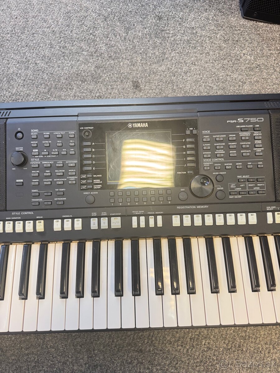 Klavesy Yamaha PSR-S750 - 4