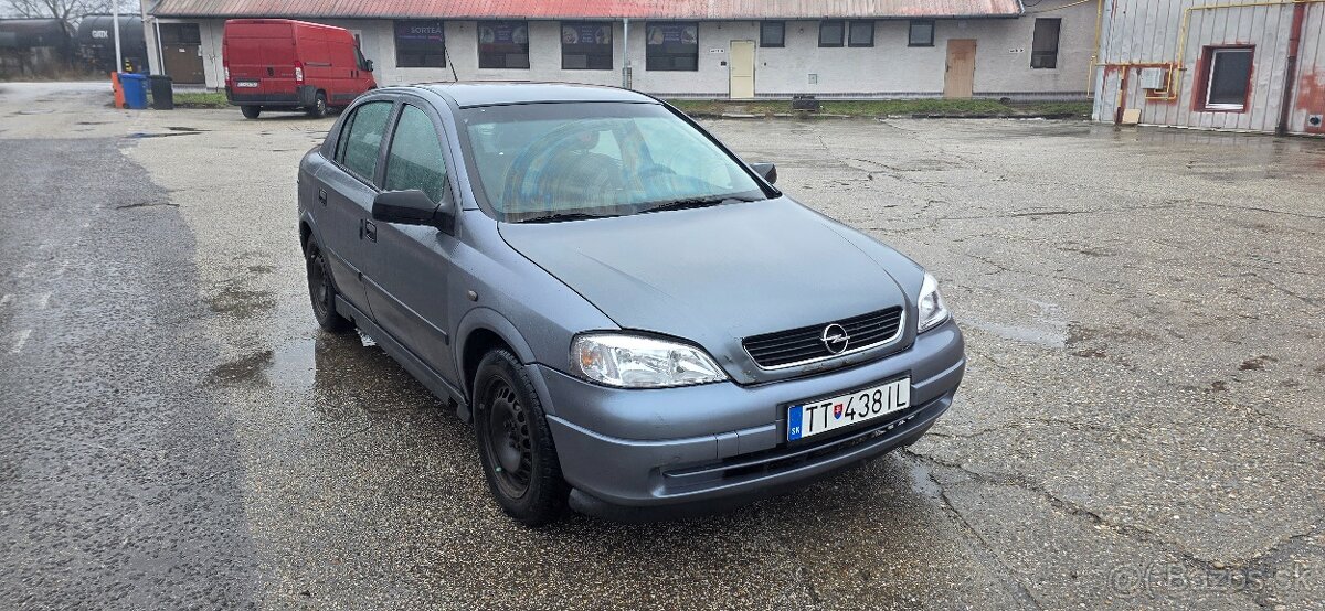 Opel Astra 1,4i - 4