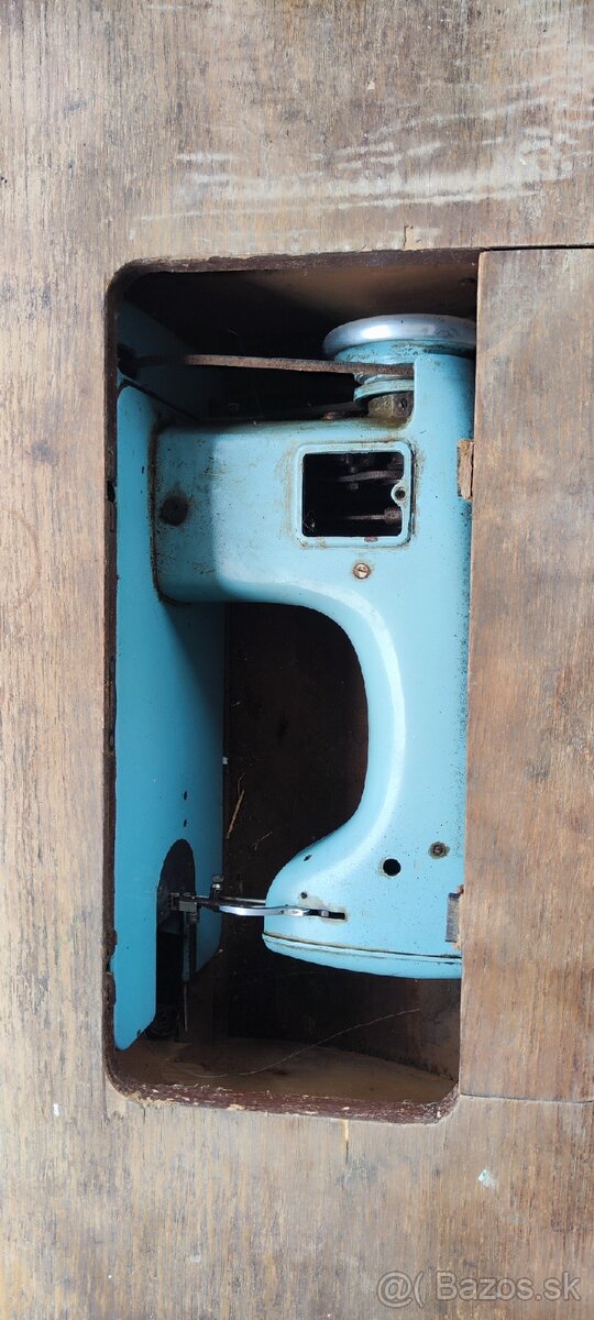 Minerva šijací stroj a stôl - 4