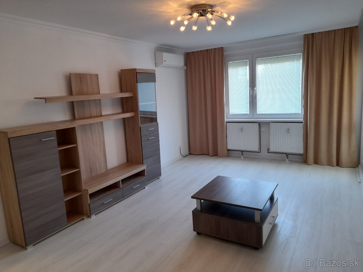 Rezervovaný kompletne zrekonštruovaný 4-izbový byt - 4