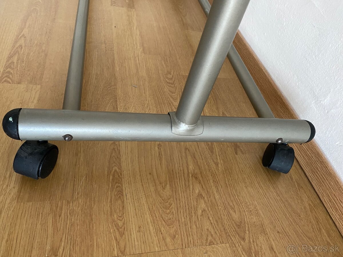 Vešiak nemý sluha - 4