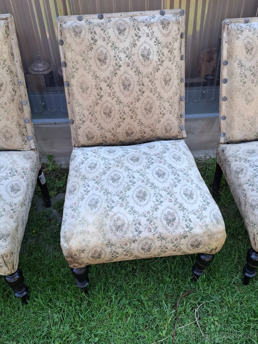 Predám štyri starožitné stoličky cena spolu 10€ - 4