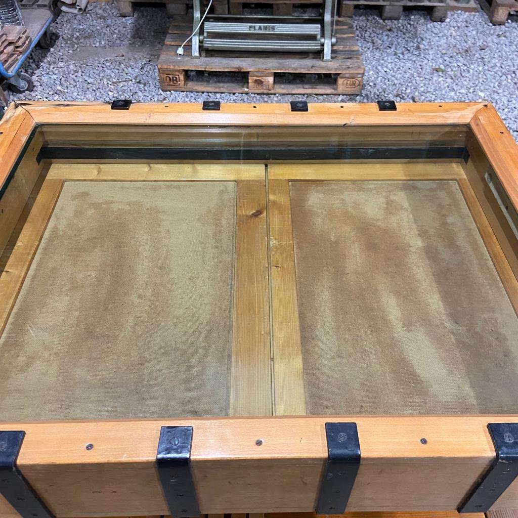 Masívny vitrínový stôl - 4