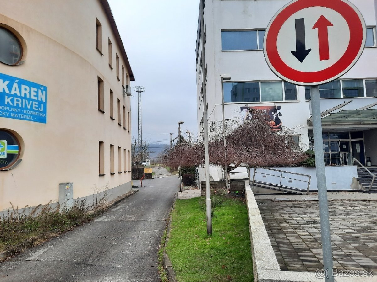 Prenajmem suchú peknú veľkú garáž KE Juh Krivá ul. po rekonš - 4