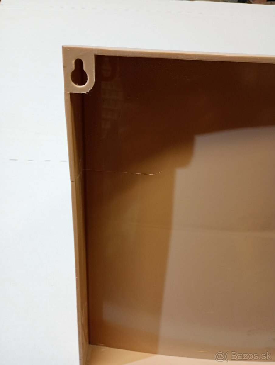 Police do kúpeľne - 4