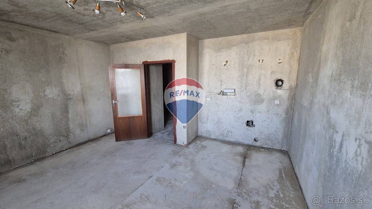 Garsónka 30 m2 v centre Brezová pod Bradlom - 4