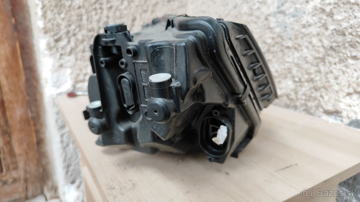 Predám pravé predné svetlo Škoda Octavia 4 - 4