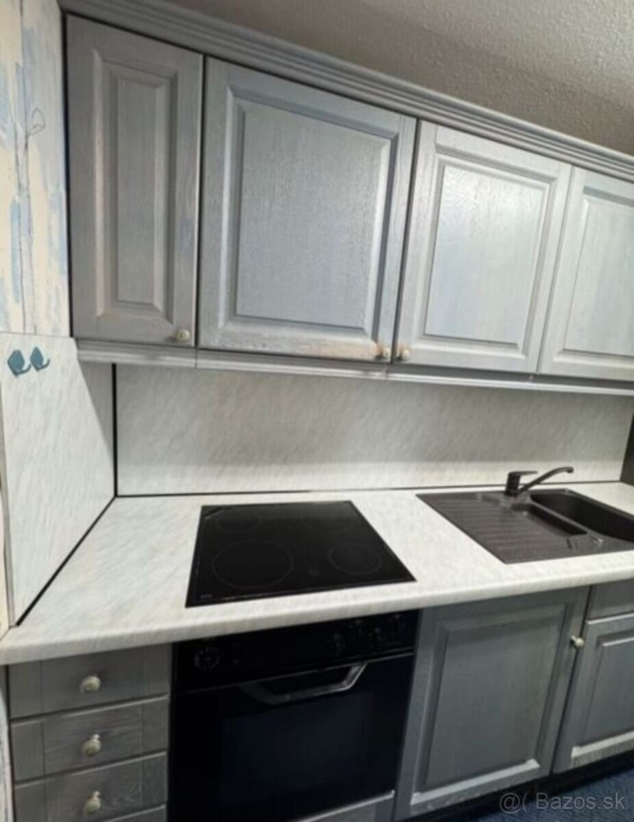 Kuchyně v kouřově modrém odstínu se spotřebiči,5696 - 4