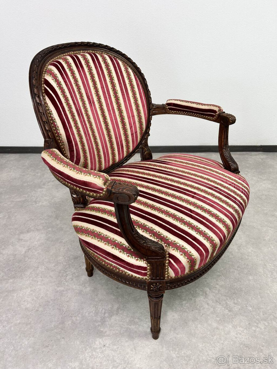 masívne široké kreslo v honosnom klasiciznom štýle - 4