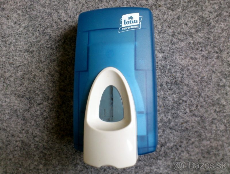 Dávkovače toaletného papiera a penového mydla. - 4