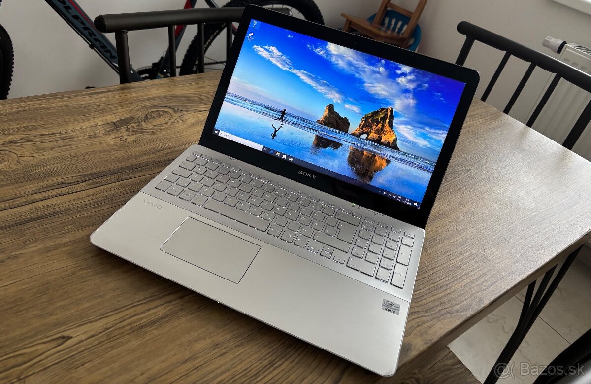 15.6"/Notebook/i5-3337/8GB RAM/750GB HDD/2x Grafická karta - 4