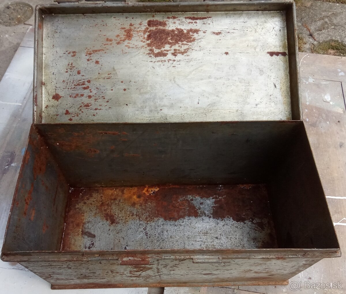 Stara plechova lekarnicka - 4