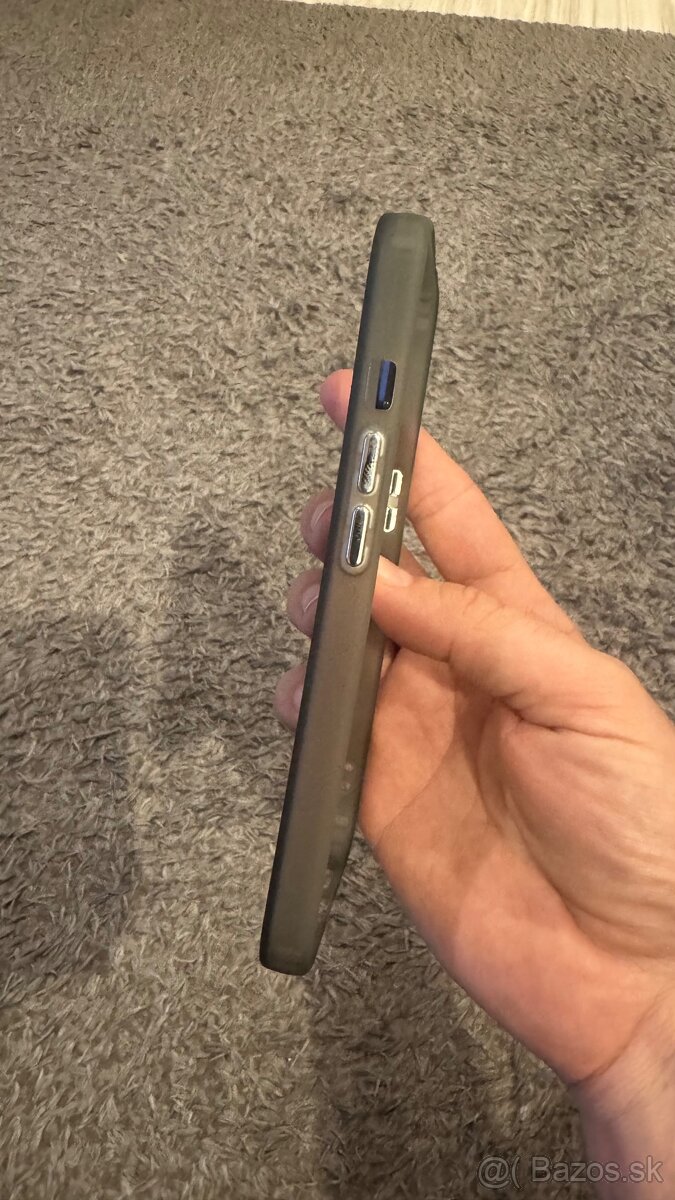 Kryt Karl na iPhone 15 - 4